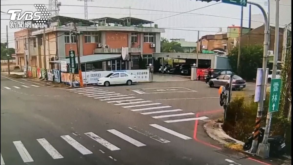 疑離婚怨氣難消!男「連5次挑釁警察」 擋派出所門口車輛衝刺