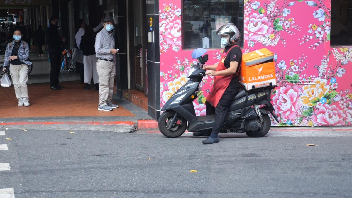 Taiwan law requires higher pay for delivery workers