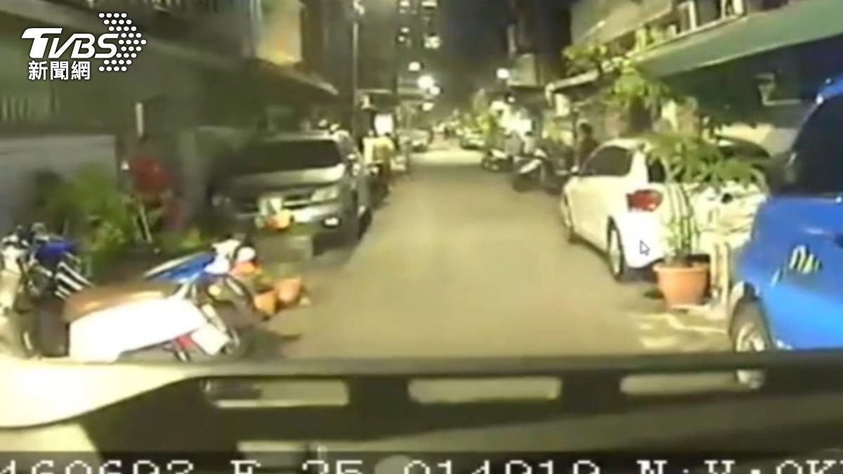 獨/剛清運完 清潔員回收車開出巷 遭騎士狠砸窗