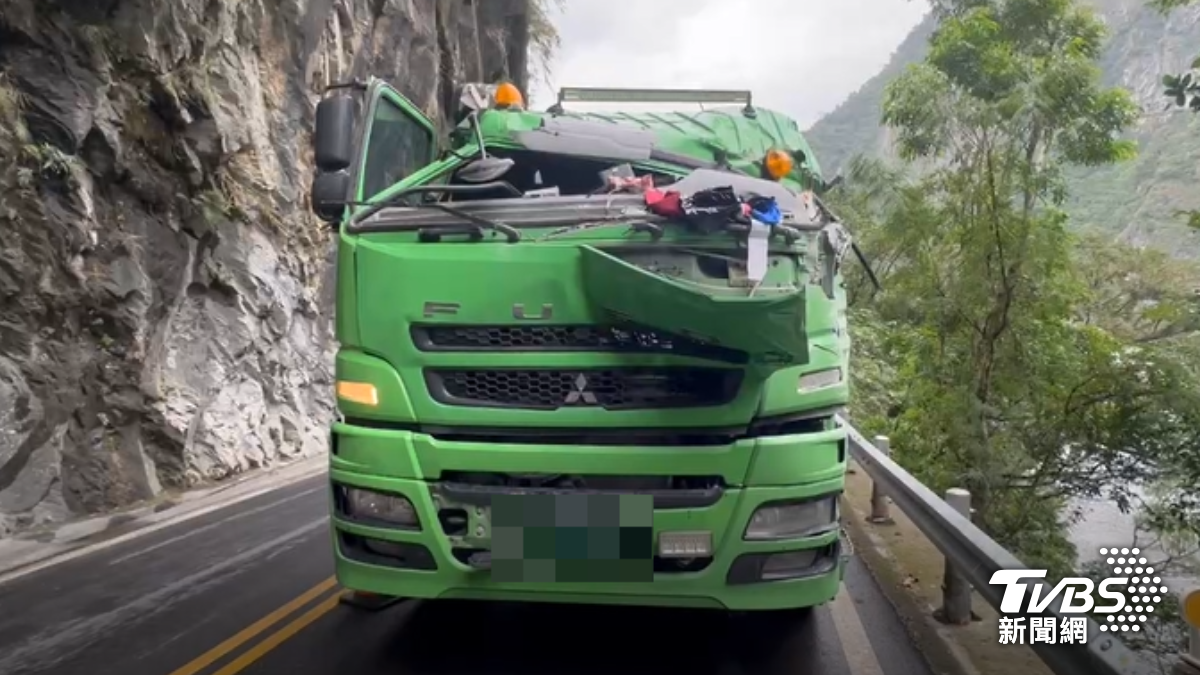 台八線驚險自撞!24歲男轉彎打滑撞山壁 險落20M河谷