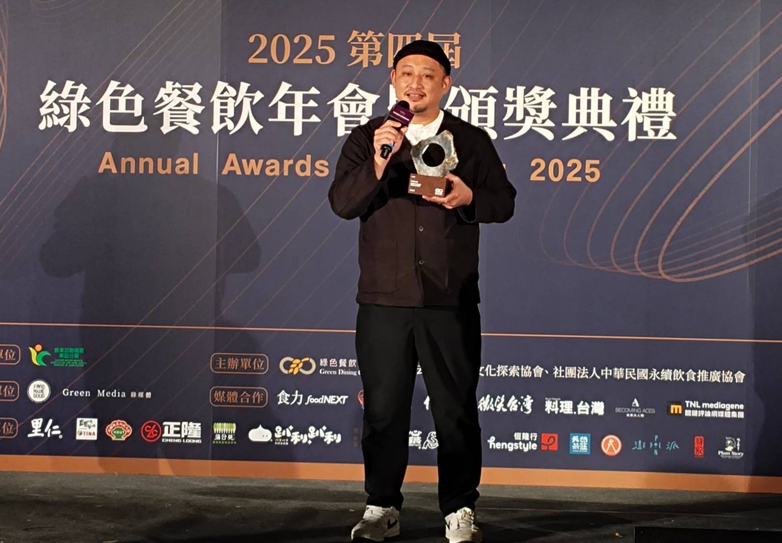 餐飲業自行去化廚餘 米其林主廚投入蚯蚓作堆肥