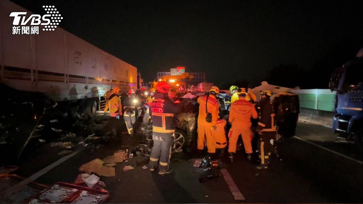 凌晨國道驚見4車追撞慘劇 40噸物流車壓車底3人驚險獲救