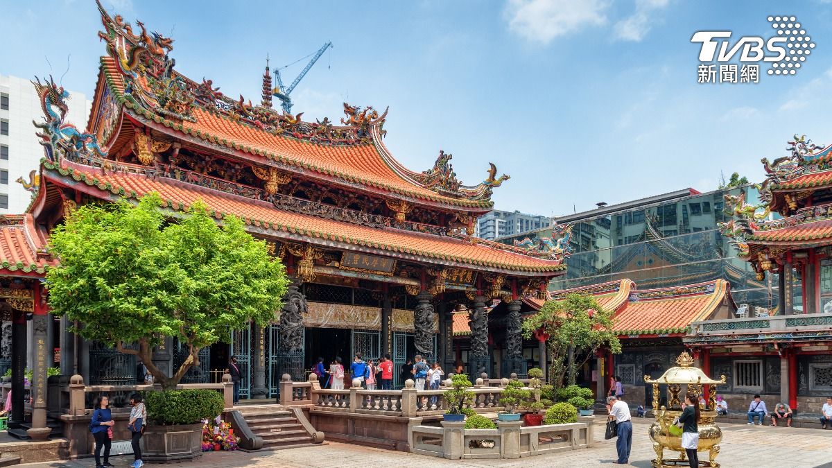 拜月老不求姻緣?供桌擺滿「1物」外國遊客看傻 網友驚呼超靈驗