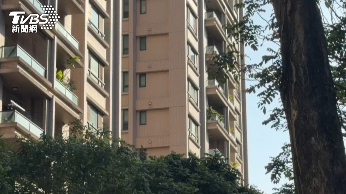 夫妻吵架情緒失控！八旬翁持按摩器狠砸殺妻 自行報案遭收押