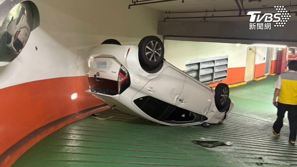 離奇翻車畫面曝光!女駕駛租車下坡「翻成烏龜」 網友:玩命關頭第幾集?