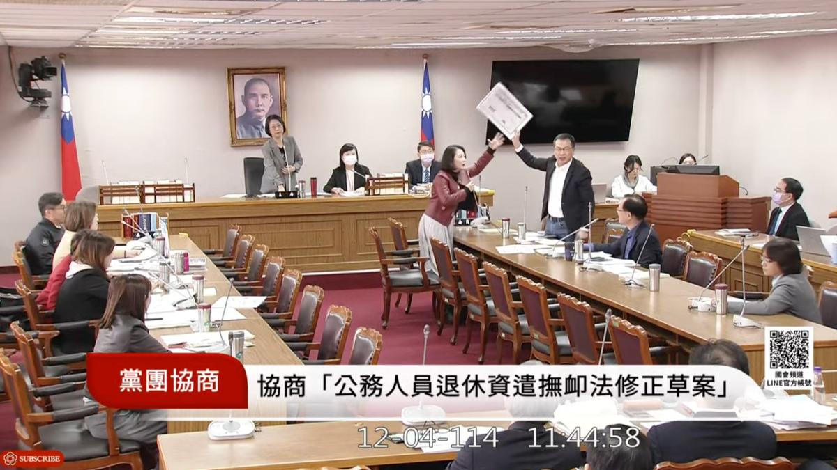 停砍公教年金協商破局!吳思瑤講太久被消音 還搶羅智強麥克風