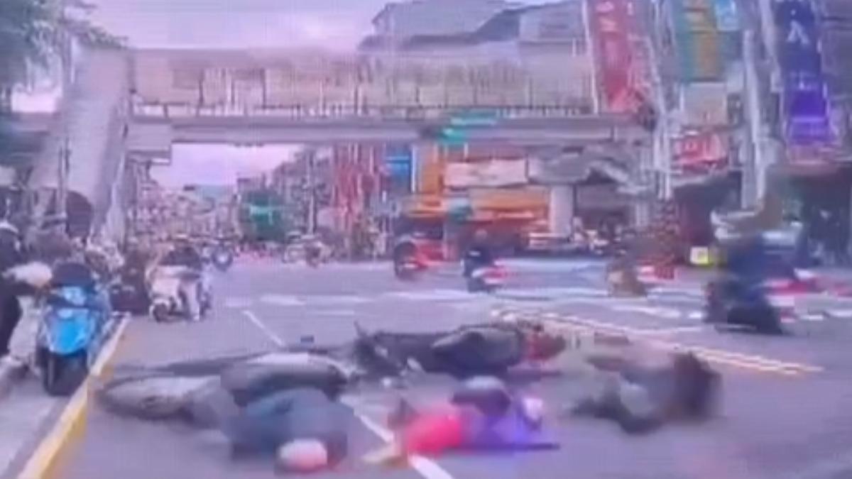 中和積穗國小車禍!阿嬤載孫違規挨撞「噴飛好幾尺」畫面曝