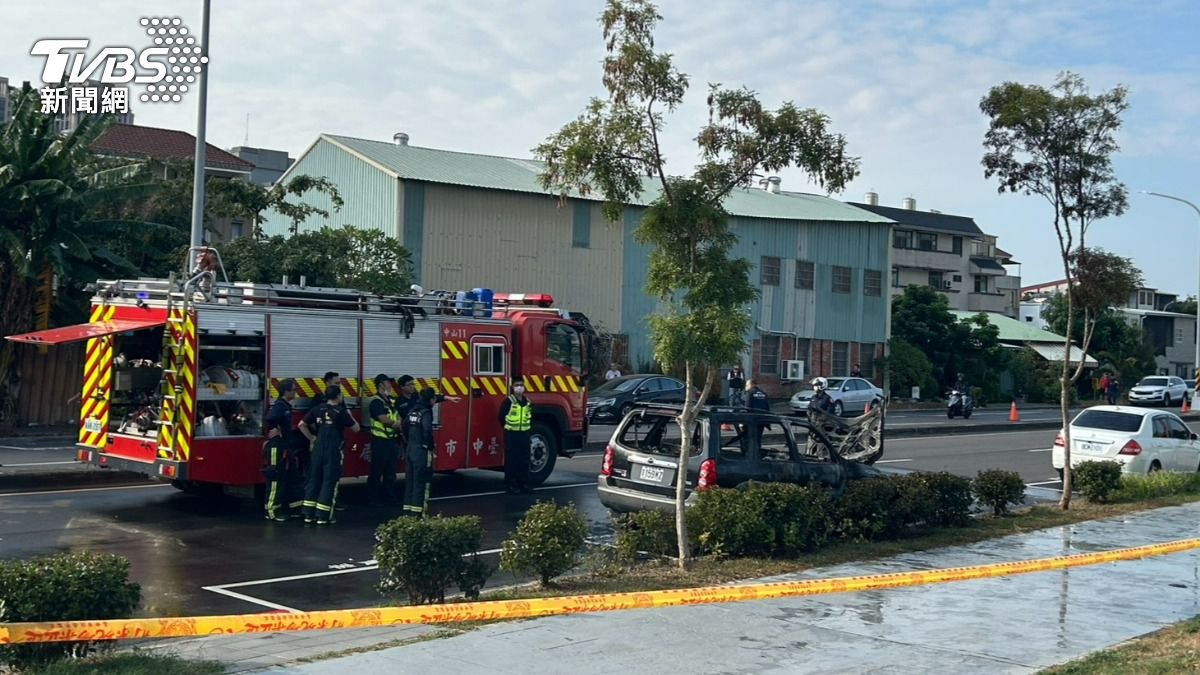 快訊／台中轎車全面燃燒「車主來不及逃」  受困6分鐘成焦屍