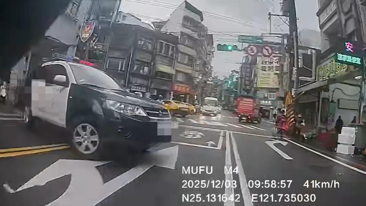 警車值勤違規迴轉！警示燈沒響險釀禍　基隆警「開罰自己人」