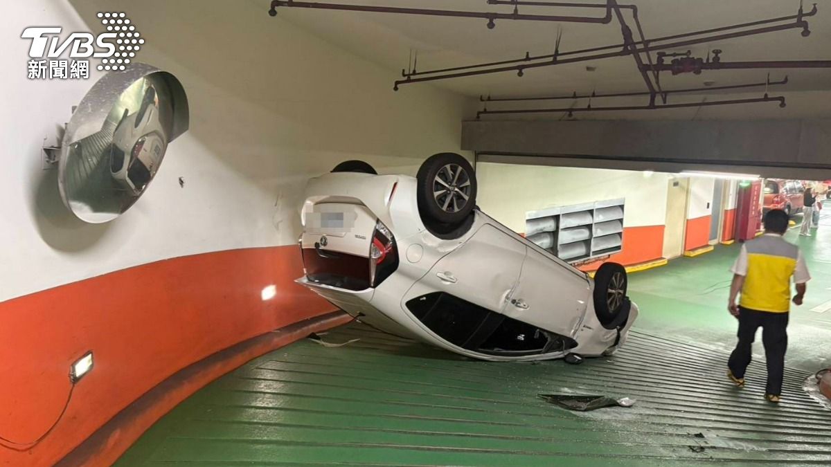 有片／怎麼翻的？桃園女開租賃車「滾下停車場」　四輪朝天畫面曝