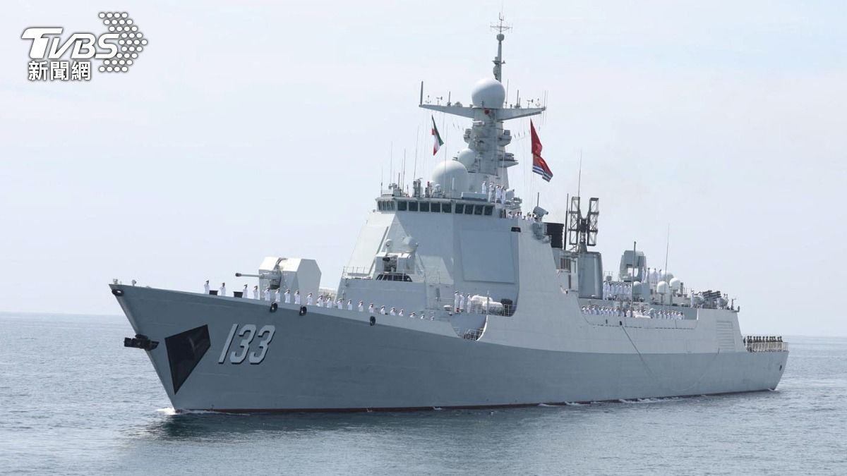 中国在东亚海域部署大量海军舰艇、高峰期总数量一度超过100艘。 (图/达志影像路透社)