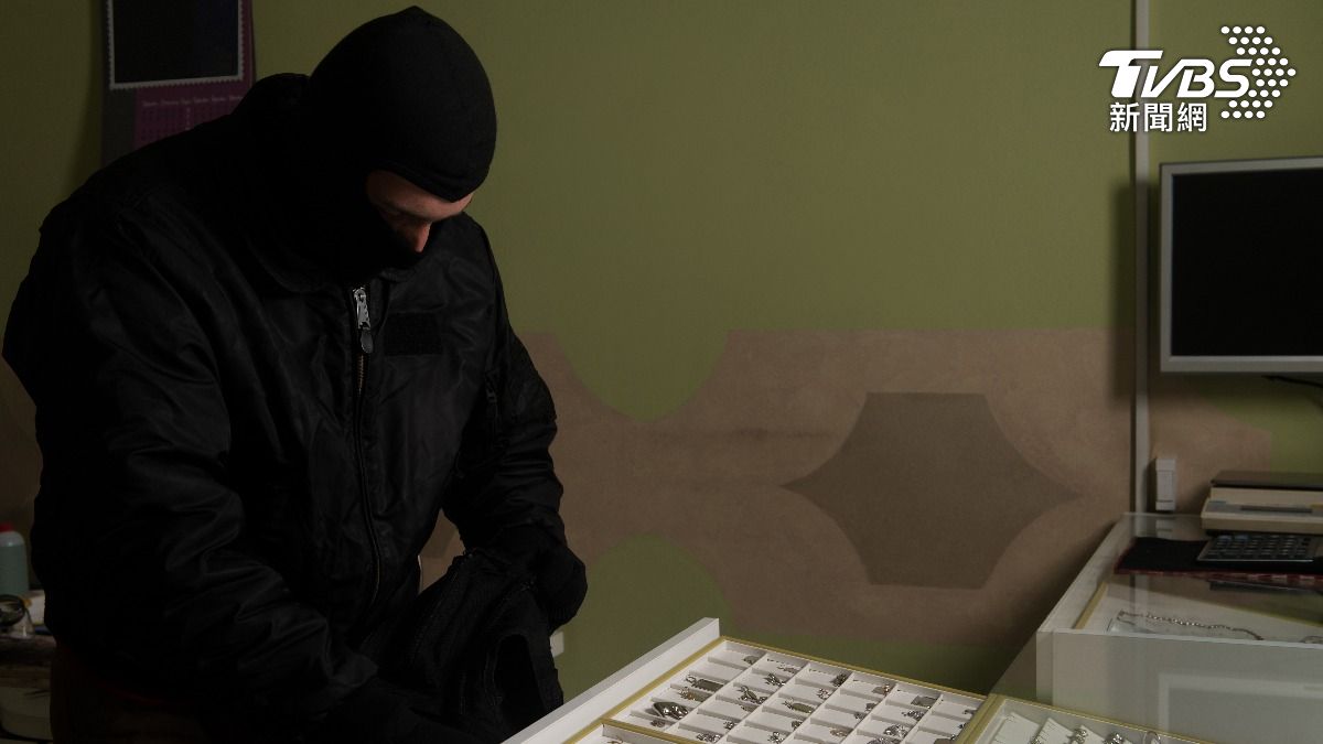 紐國小偷盜竊限量珠寶「全吞下肚」 警苦等證物重見天日