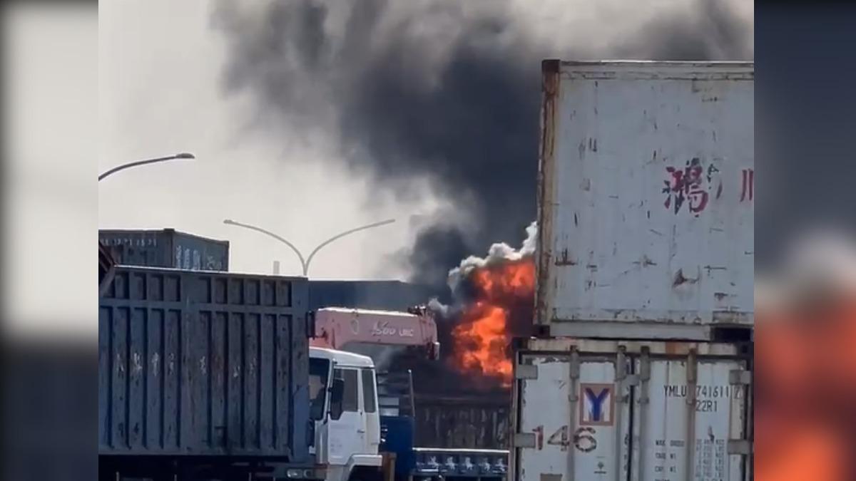 黑煙直竄!金門廢機車貨櫃突燒成火窟 業者喊十幾年沒遇過