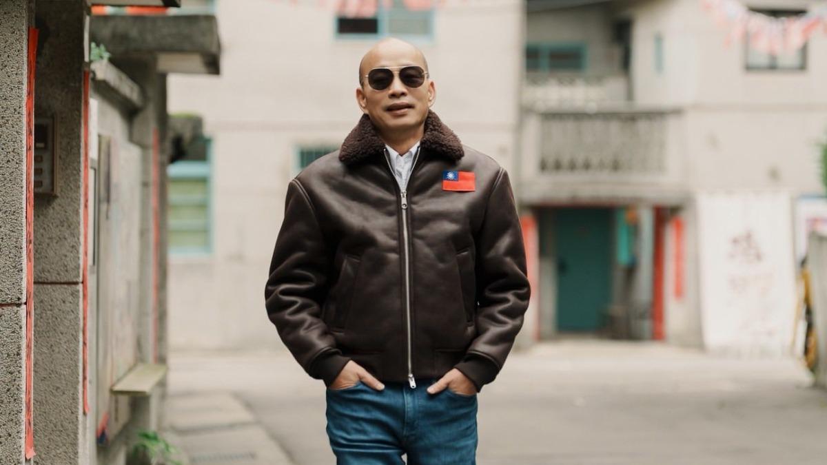 韓國瑜出寫真！桌曆定價498元　「皮夾克帥慘」驚成帶貨王