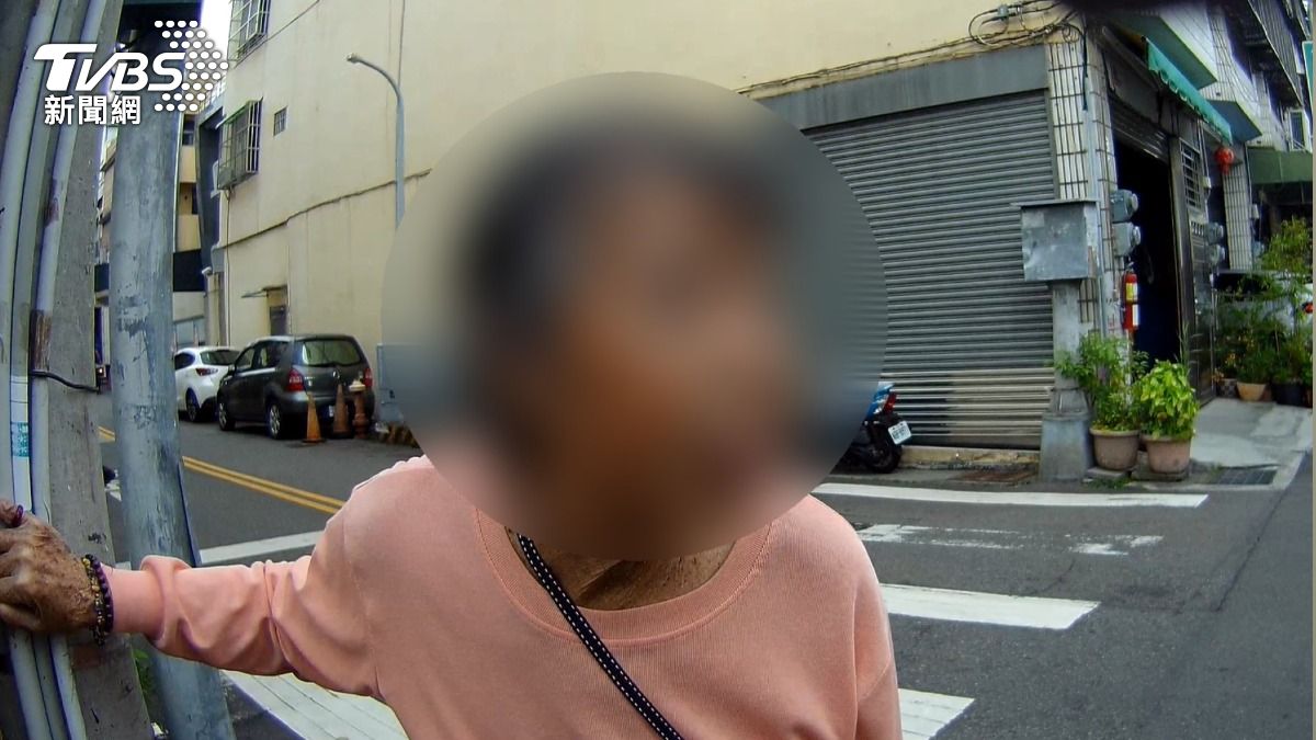 台中婦衝街頭攔車！悲求助「載我找媽媽」　警鼻酸不敢講：她已離世