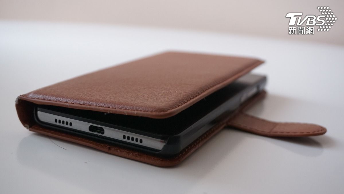 超多學生用！「長輩手機皮套」重返流行　網讚：摔不爛又方便