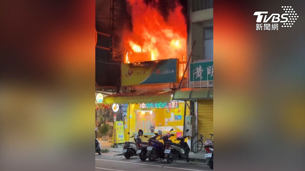 高雄透天厝突竄火!2樓以上全燒光 住戶急逃生