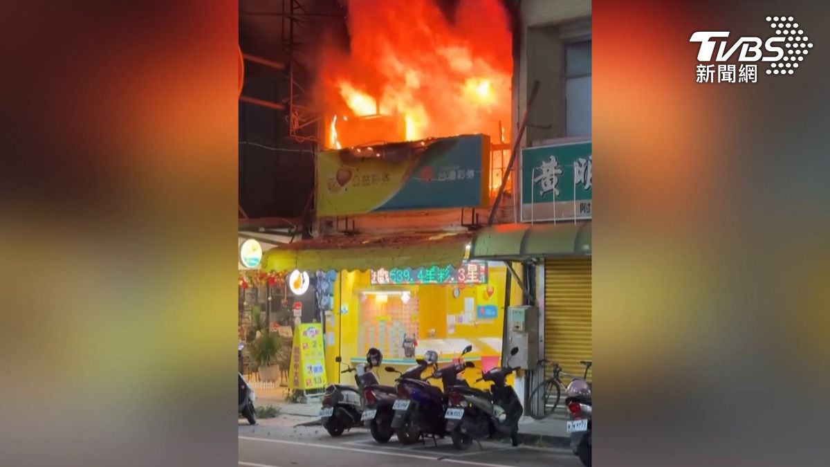彩券行二樓竄出火舌，大量黑煙往天空蔓延，場面相當驚人。（圖／民眾提供）