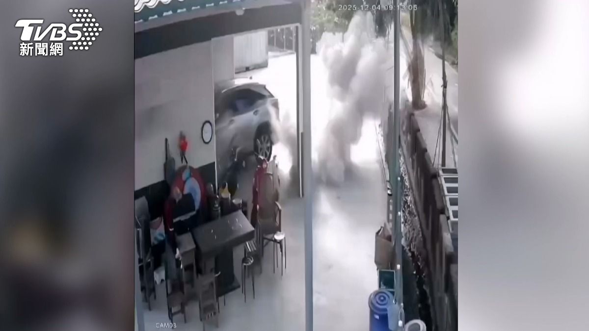 軍事演習驚魂！155公厘榴彈飛出射區「撞斷樹」　擊中3民宅居民嚇壞