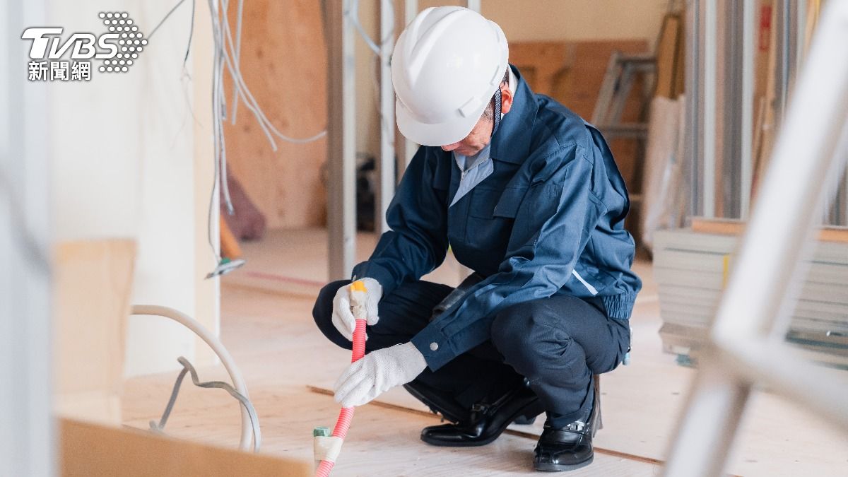 嫌髒又沒讀書？台女聽「水電工收入」後秒變臉：可以當朋友