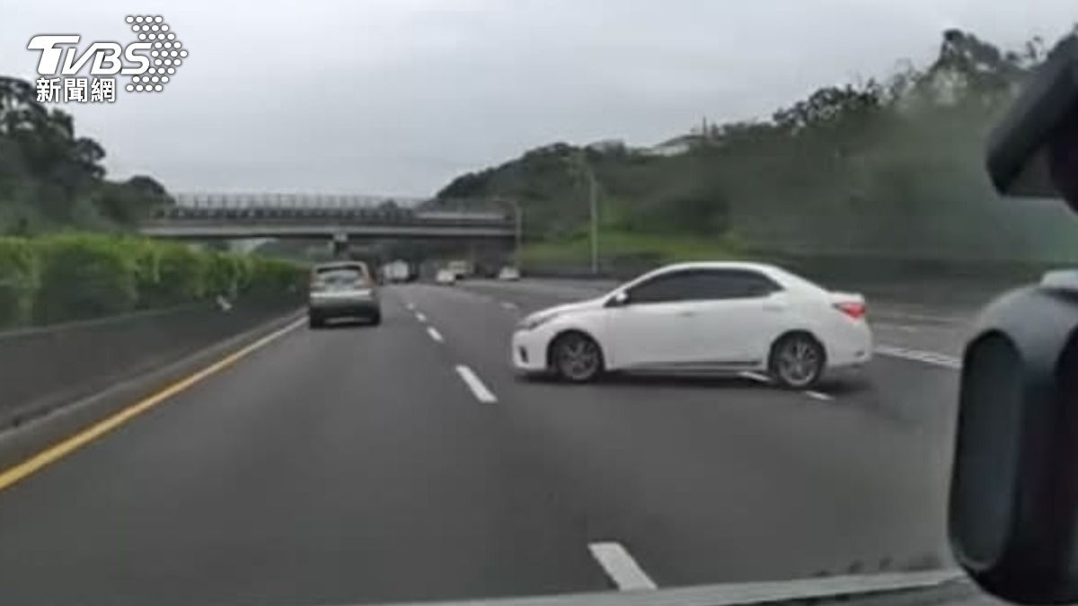 國一變換車道不當被撞！白車「硬切入大貨車前」　後保整片掀裂