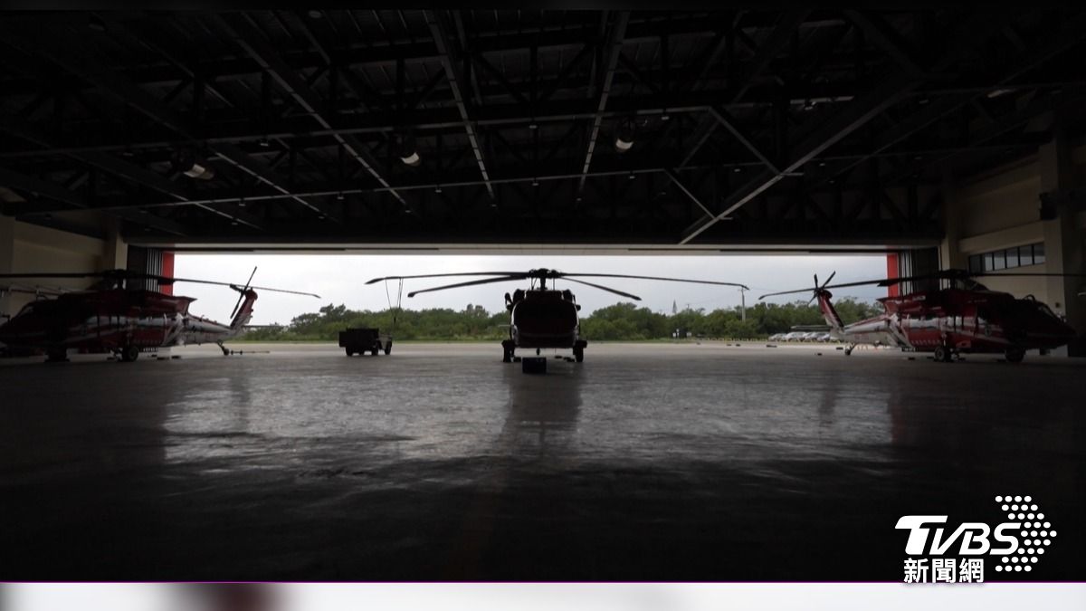 一日空勤機組員! 開箱台東棚廠 近距側寫機務工作、黑鷹機內核心設備大解析