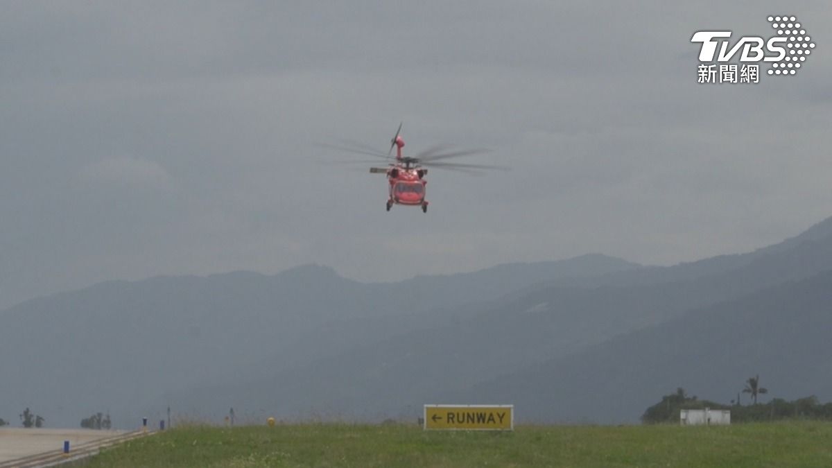 「大怒神」也不夠看！　直擊空勤總隊精進飛訓　黑鷹直升機如落葉般飄降著陸