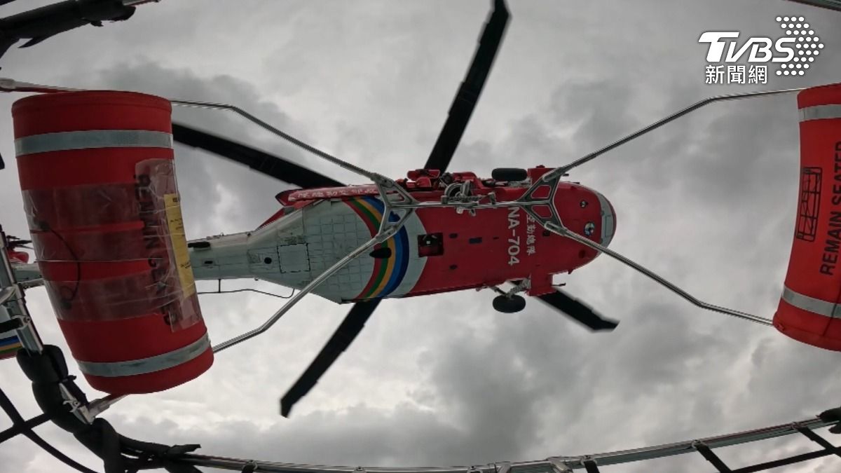 直升機滯空吊掛有多難？　直擊空勤海上救援精進訓練　多個視角讓你肅然起敬