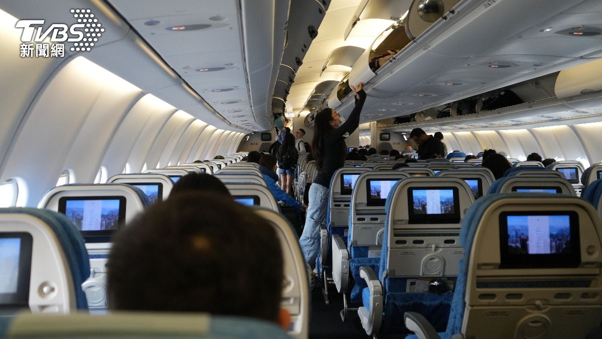 旅行一開始就心寒！他「獨自升商務艙」惹毛女友　網：溝通太重要