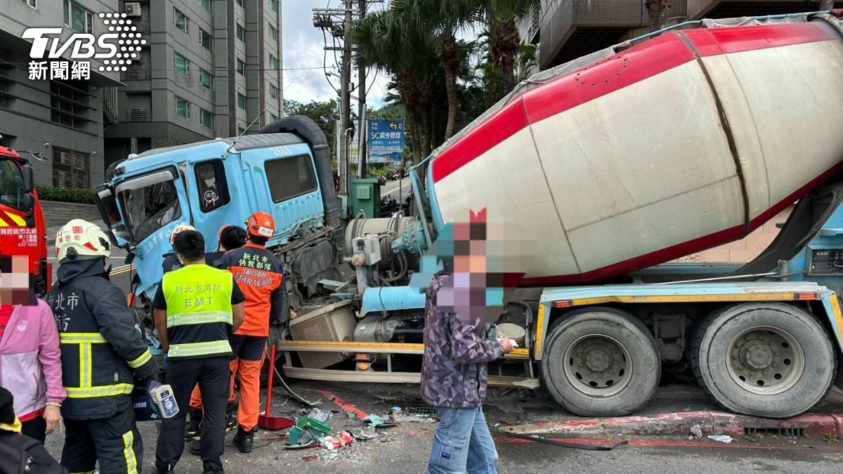 快訊／捷運紅樹林站水泥車、汽車碰撞「車頭變形」　3人送醫