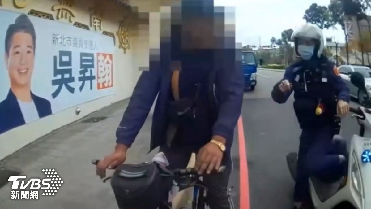 新北毒蟲騎車吃午餐「險撞所長」還搜出安毒　餓肚子被逮