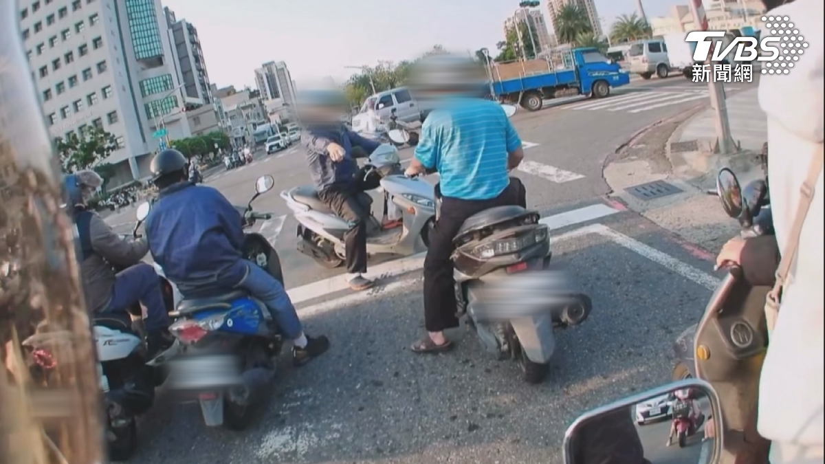 阿伯騎車吸菸還亂丟菸蒂! 正義騎士「當街開罵」