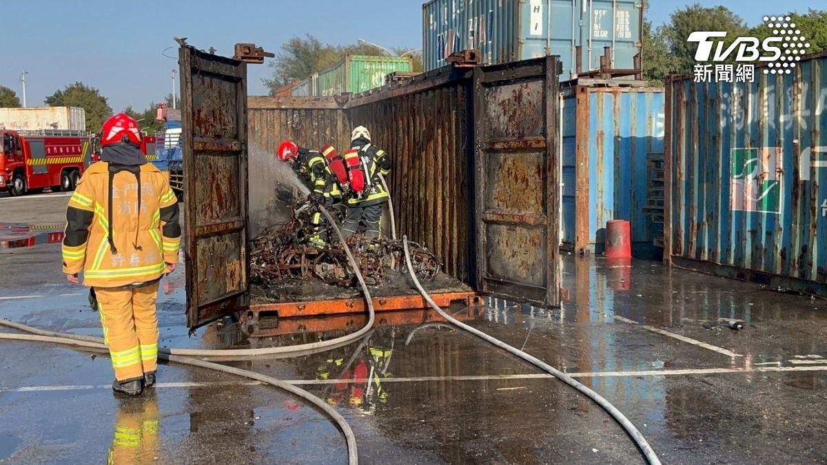 貨櫃火災煙霧竄天!12輛廢棄機車成火種 金門港口「20分鐘控制」無人傷