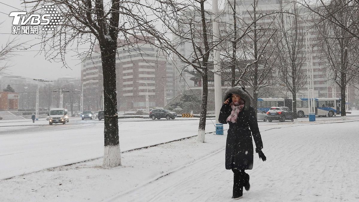首爾暴雪交通大亂!通勤族困公車6小時 8車連環撞