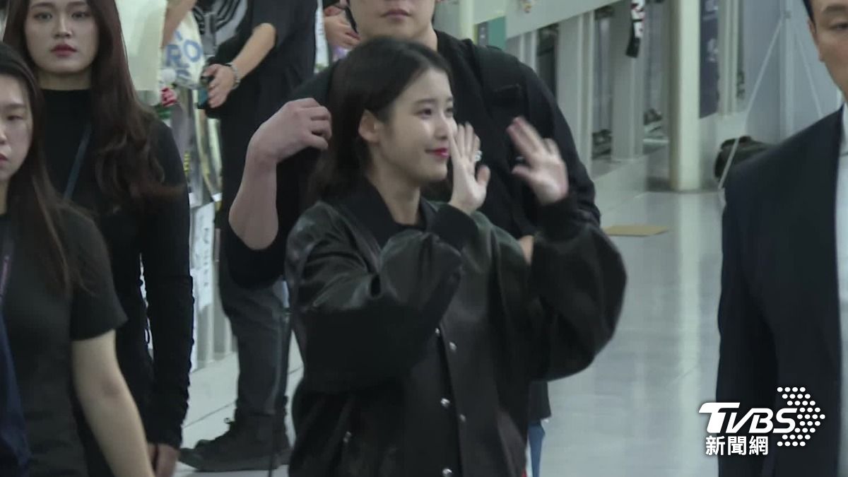 Park Bo-gum and IU thrill fans at Kaohsiung airport