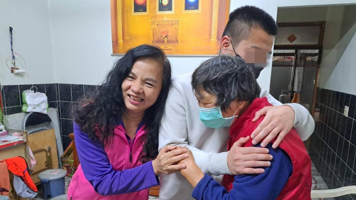 苦盼1年多！彰化鹹粥嬤孫終團聚　淚崩緊相擁承諾：找正當工作