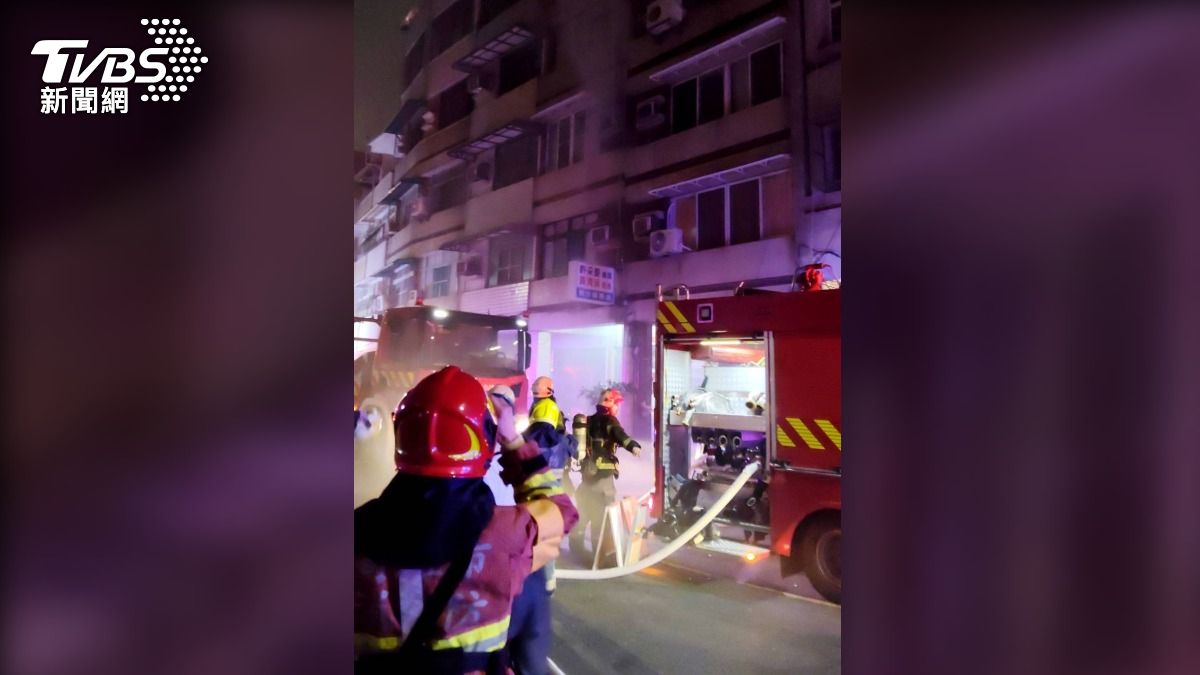 高雄鐵皮透天晚間火劫！5樓黑煙猛竄爆火光　74歲翁「臉燻黑」驚逃