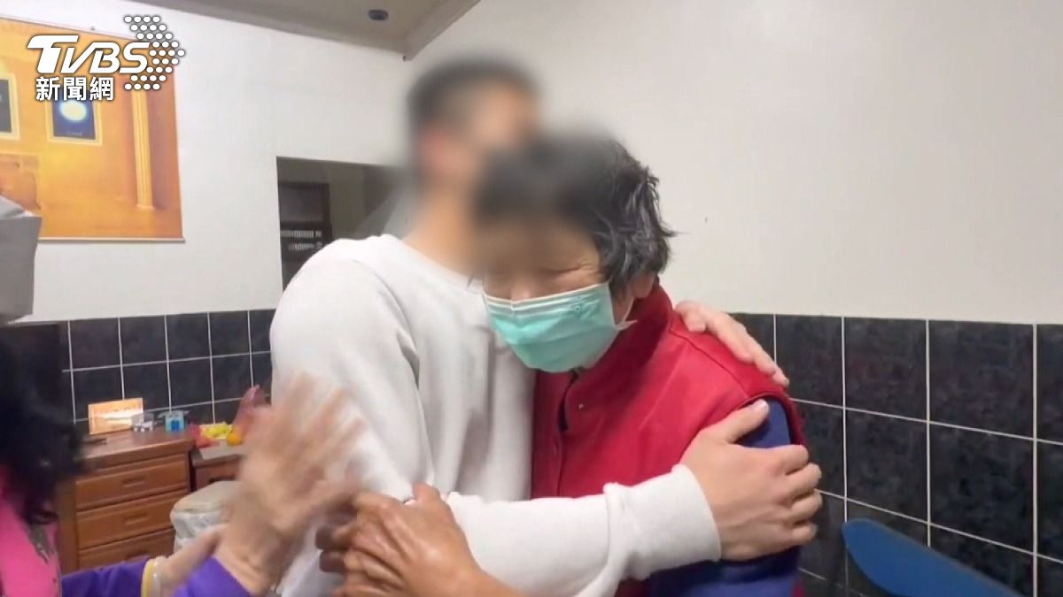 阿嬤苦尋近2年終團圓！19歲孫「被騙出國詐騙」　歸鄉相擁淚崩