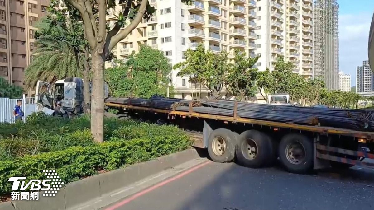 快訊／淡水拖板車自撞分隔島橫躺路中 「司機重傷昏迷」現場畫面曝