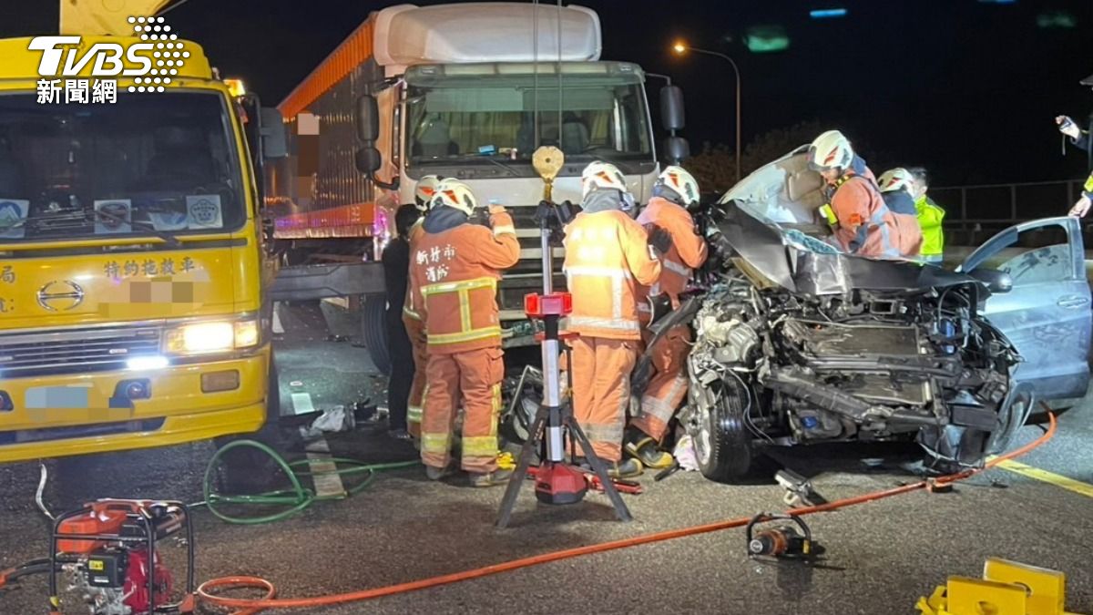 有片／宜蘭警執勤副總統交管出事！遭撞擊險卡車底　驚悚瞬間曝
