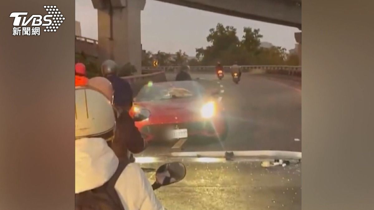 剛保養完就自撞！法拉利F12撞斷電桿　目擊驚呼：這車牌很貴