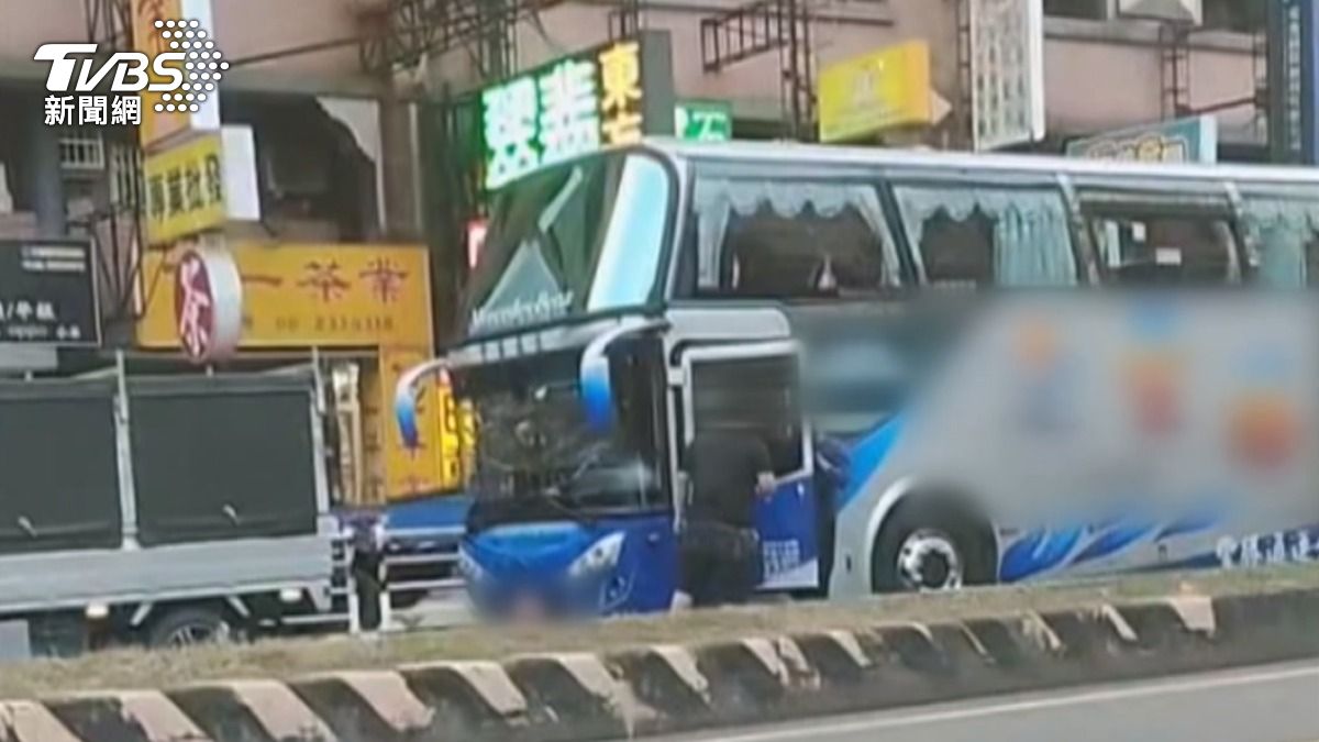 按喇叭爭道引不滿!小貨車.遊覽車駕駛 路中下車互飆罵