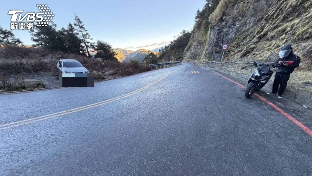 南投仁愛山區2度急凍！水晶宮路段結霜　汽車打滑撞噴對向