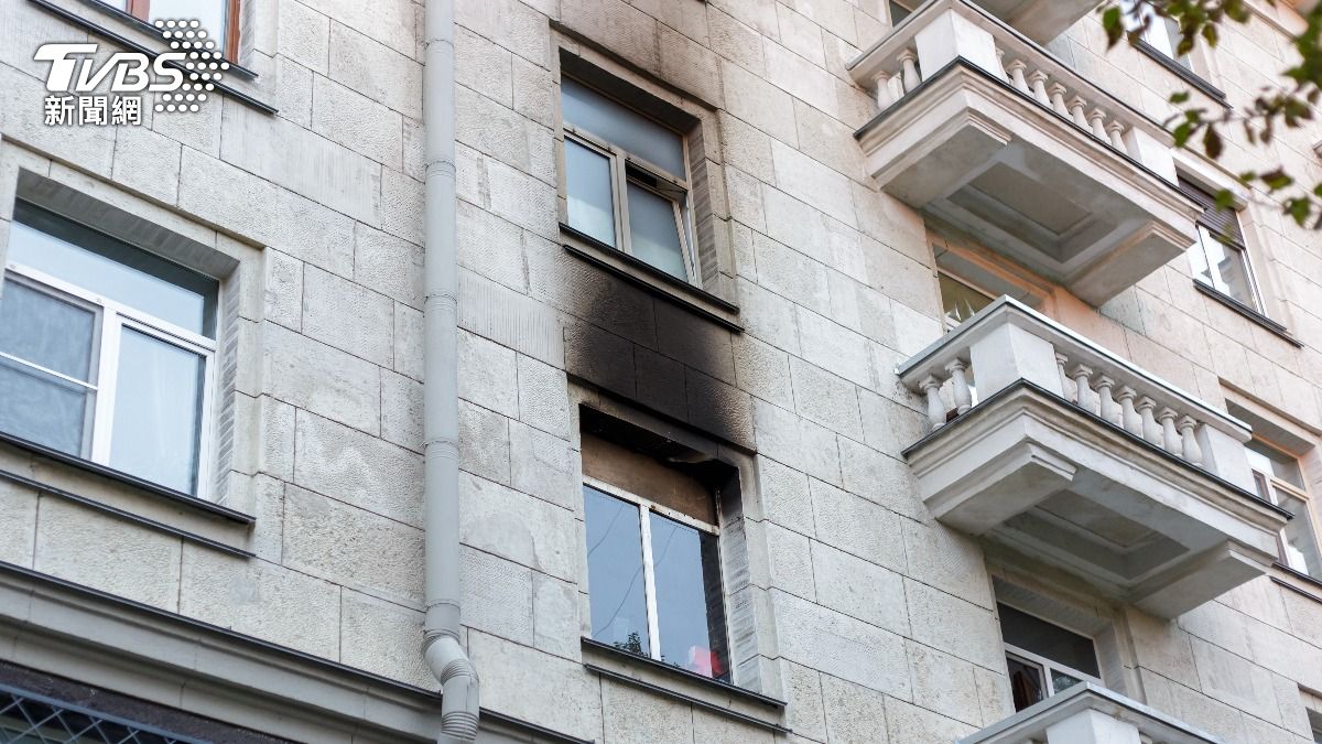 香港荃灣起火!百人急疏散 疑電子產品高處墜落引燃