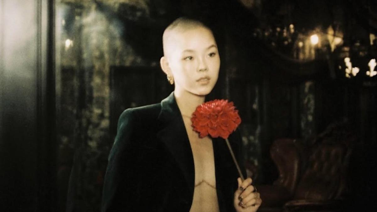 女偶像迎20歲生日⋯震撼宣布「已切掉胸部」! 坦承是非二元性別