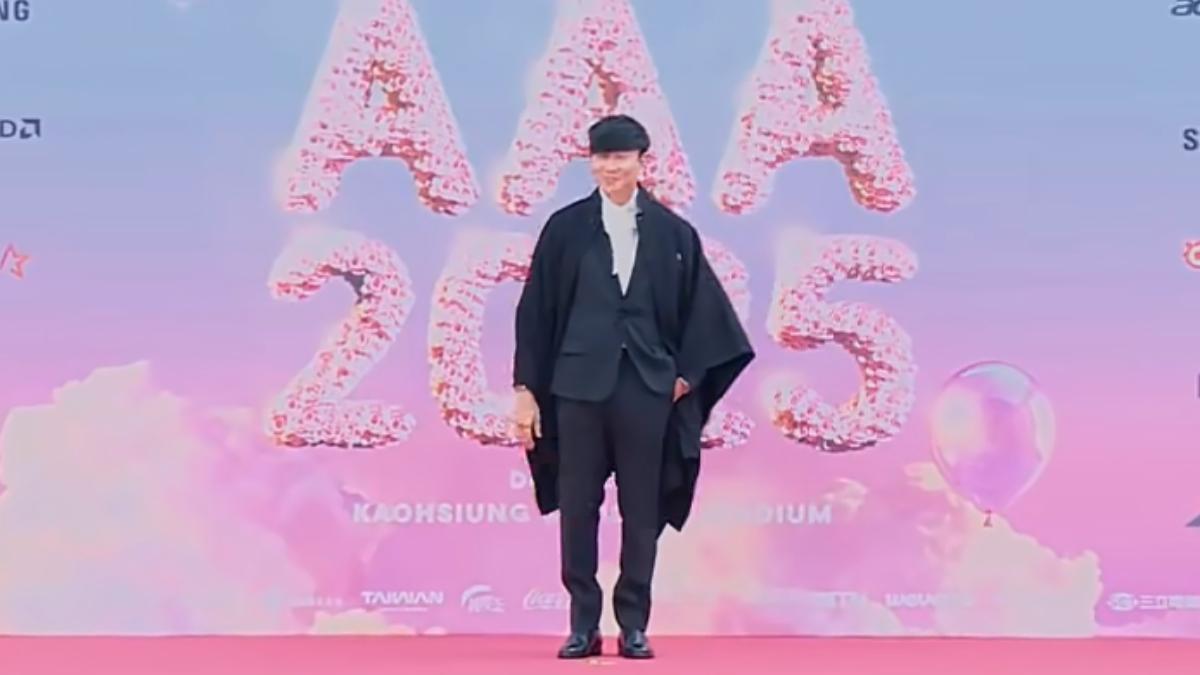 林俊傑現身AAA！入境隨俗學「飯撒」　狂比愛心帥翻