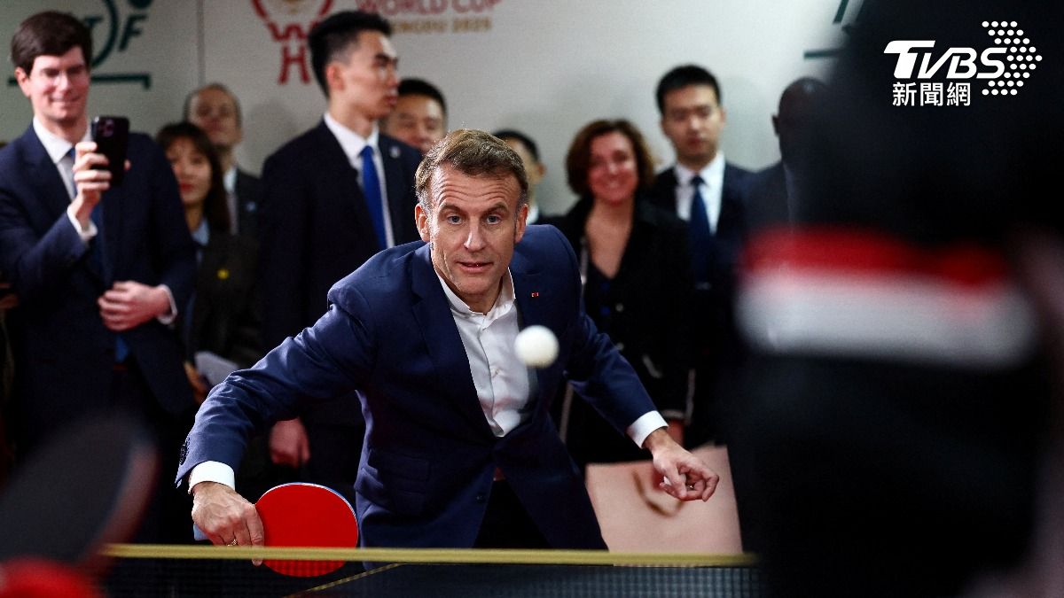 馬克洪穿西裝切磋乒乓球　與陸名將王楚欽、孫穎莎對戰