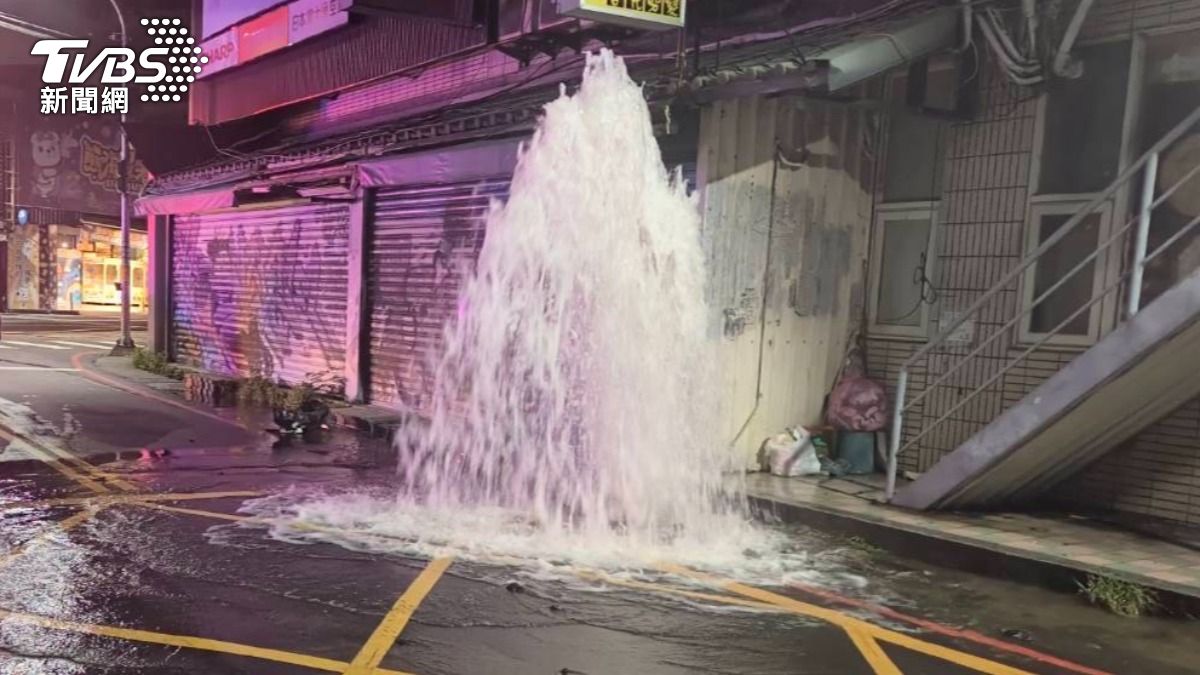 蘆洲冒噴泉！小客車撞斷消防栓棄車逃　駕駛證件留車內拒接警來電