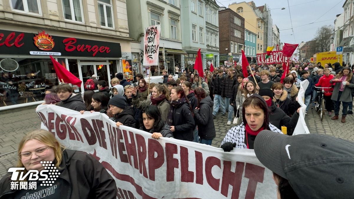 擬擴編軍隊？德國通過「役男強制體檢、填問卷」　學生罷課示威