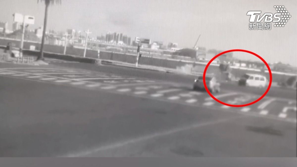 恍神？女駕駛闖紅燈　2車碰撞「噴飛翻覆」車撞爛